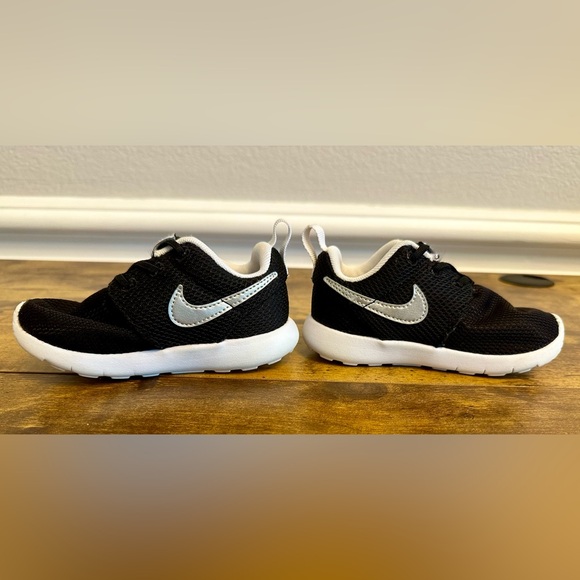 Nike Roshe Run Toddler size 7 Black Silver Sneakers EUC - Picture 4 of 6